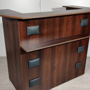 Стол ресепшн с кожаными вставками на фасаде М350